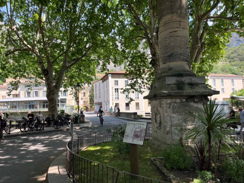 Réserver un van prestige avec chauffeur privé entre l’aéroport Marseille Provence et Fontaine-de-Vaucluse