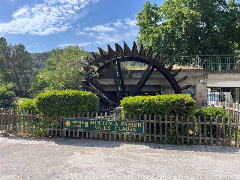 Réserver un van prestige avec chauffeur privé entre l’aéroport Marseille Provence et Fontaine-de-Vaucluse